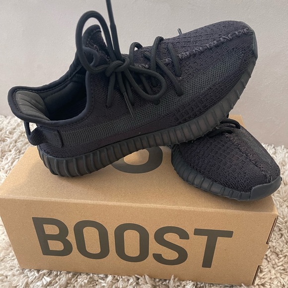 YEEZY BOOST 350 V2 - ONYX - Picture 1 of 16
